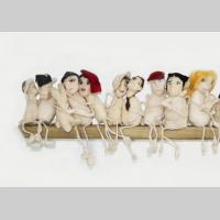 «warten», Ausschnitt, die ca. 20cm grossen Figuren erinnern an Menschentypen, die wir kennen.